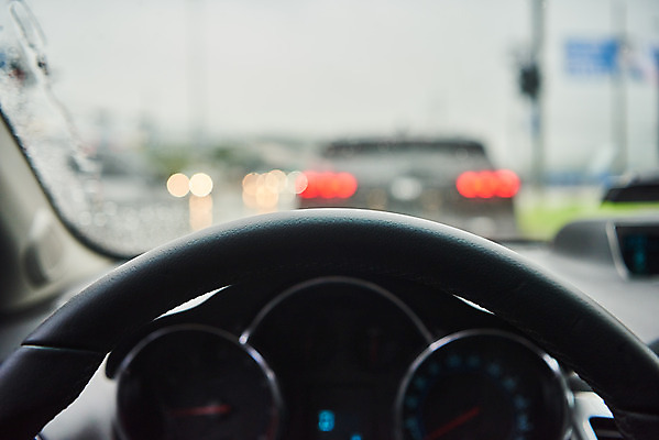 포토 JPG 주간 자동차 자연 풍경 사람없음 야외 아웃포커스 여름 비 핸들 빗방울 장마 차안 국내포토 자연요소 계절 육상교통 날씨 촬영기법 비_날씨 생태계 파일형식