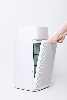 포토 JPG 스튜디오촬영 손 여자 실내 한명 누끼 20대 성인 신체부위 한국인 오염 청소 오브젝트 흰배경 먼지 대기오염 공기 공기청정기 교체 필터 황사 미세먼지 국내포토 1 백그라운드 사람 동양인 청년 내부 가전제품 흰색 환경오염 파일형식