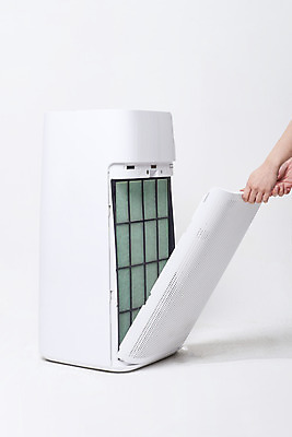 포토 JPG 스튜디오촬영 손 여자 실내 한명 누끼 20대 성인 신체부위 한국인 오염 청소 오브젝트 흰배경 먼지 대기오염 공기 공기청정기 교체 필터 황사 미세먼지 국내포토 1 백그라운드 사람 동양인 청년 내부 가전제품 흰색 환경오염 파일형식