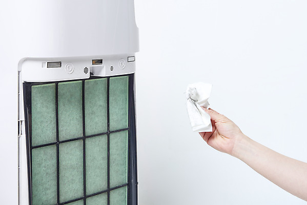 포토 JPG 스튜디오촬영 손 여자 실내 한명 누끼 20대 성인 신체부위 한국인 오염 청소 오브젝트 흰배경 먼지 대기오염 닦기 공기 공기청정기 교체 필터 황사 미세먼지 국내포토 1 백그라운드 모션 사람 동양인 청년 내부 가전제품 흰색 환경오염 파일형식