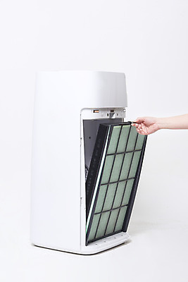 포토 JPG 스튜디오촬영 손 여자 실내 한명 누끼 20대 성인 신체부위 한국인 오염 청소 오브젝트 흰배경 먼지 대기오염 공기 공기청정기 교체 필터 황사 미세먼지 국내포토 1 백그라운드 사람 동양인 청년 내부 가전제품 흰색 환경오염 파일형식