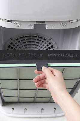 포토 JPG 스튜디오촬영 손 여자 실내 한명 누끼 20대 성인 신체부위 한국인 오염 청소 오브젝트 흰배경 먼지 대기오염 공기 공기청정기 교체 필터 황사 미세먼지 국내포토 1 백그라운드 사람 동양인 청년 내부 가전제품 흰색 환경오염 파일형식