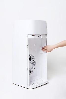 포토 JPG 스튜디오촬영 손 여자 실내 한명 누끼 20대 성인 신체부위 한국인 오염 청소 오브젝트 흰배경 먼지 대기오염 닦기 공기 공기청정기 교체 필터 황사 미세먼지 국내포토 1 백그라운드 모션 사람 동양인 청년 내부 가전제품 흰색 환경오염 파일형식