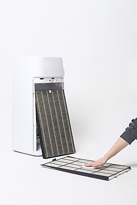 포토 JPG 스튜디오촬영 손 여자 실내 한명 누끼 20대 성인 신체부위 한국인 오염 청소 오브젝트 흰배경 먼지 대기오염 닦기 공기 공기청정기 교체 필터 황사 미세먼지 국내포토 1 백그라운드 모션 사람 동양인 청년 내부 가전제품 흰색 환경오염 파일형식