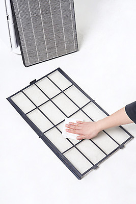 포토 JPG 스튜디오촬영 손 여자 실내 한명 누끼 20대 성인 신체부위 한국인 오염 청소 오브젝트 흰배경 먼지 대기오염 닦기 공기 공기청정기 교체 필터 황사 미세먼지 국내포토 1 백그라운드 모션 사람 동양인 청년 내부 가전제품 흰색 환경오염 파일형식