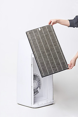 포토 JPG 스튜디오촬영 손 여자 실내 한명 누끼 20대 성인 신체부위 한국인 오염 청소 오브젝트 흰배경 먼지 대기오염 공기 공기청정기 교체 필터 황사 미세먼지 국내포토 1 백그라운드 사람 동양인 청년 내부 가전제품 흰색 환경오염 파일형식