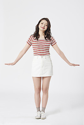 포토 JPG 스튜디오촬영 전신 우먼라이프 여자 행복 팔벌리기 실내 한명 서기 미소 20대 성인 앞모습 치마 귀여움 한국인 흰배경 복고 성인여자한명만 국내포토 1 라이프스타일 감정 뷰포인트 백그라운드 컨셉 모션 하의 표정 사람 동양인 청년 내부 흰색 여자한명만 성인여자만 파일형식