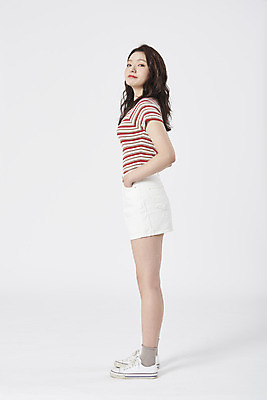 포토 JPG 스튜디오촬영 전신 우먼라이프 여자 실내 한명 서기 20대 성인 옆모습 치마 귀여움 한국인 흰배경 복고 성인여자한명만 국내포토 1 라이프스타일 뷰포인트 백그라운드 컨셉 모션 하의 사람 동양인 청년 내부 흰색 여자한명만 성인여자만 파일형식