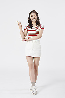 포토 JPG 스튜디오촬영 전신 우먼라이프 여자 행복 실내 한명 서기 미소 손짓 20대 성인 앞모습 치마 귀여움 한국인 가리킴 흰배경 복고 성인여자한명만 국내포토 1 라이프스타일 감정 뷰포인트 백그라운드 컨셉 모션 하의 표정 사람 동양인 청년 내부 흰색 여자한명만 성인여자만 파일형식