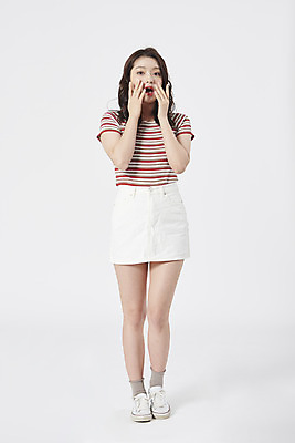 포토 JPG 스튜디오촬영 전신 우먼라이프 여자 실내 한명 서기 20대 성인 앞모습 치마 귀여움 놀람 한국인 흰배경 복고 성인여자한명만 국내포토 1 라이프스타일 감정 뷰포인트 백그라운드 컨셉 모션 하의 표정 사람 동양인 청년 내부 흰색 여자한명만 성인여자만 파일형식