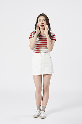 포토 JPG 스튜디오촬영 전신 우먼라이프 여자 실내 대화 한명 서기 20대 성인 앞모습 치마 귀여움 외침 한국인 흰배경 복고 성인여자한명만 국내포토 1 라이프스타일 뷰포인트 백그라운드 컨셉 모션 하의 말하기 사람 동양인 청년 내부 소리 흰색 여자한명만 성인여자만 파일형식