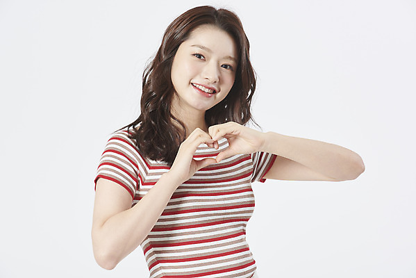 포토 JPG 스튜디오촬영 우먼라이프 여자 응원 실내 사랑 한명 서기 미소 상반신 20대 성인 앞모습 귀여움 한국인 흰배경 복고 손하트 성인여자한명만 국내포토 1 라이프스타일 감정 뷰포인트 백그라운드 컨셉 모션 표정 사람 동양인 손짓 청년 내부 흰색 여자한명만 성인여자만 파일형식
