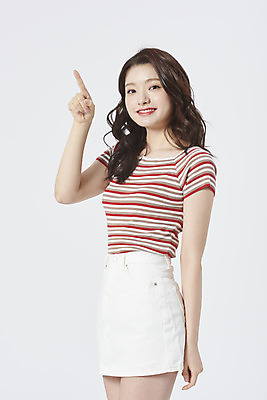 포토 JPG 스튜디오촬영 우먼라이프 여자 행복 실내 한명 서기 미소 손짓 상반신 20대 성인 옆모습 치마 귀여움 한국인 가리킴 흰배경 복고 성인여자한명만 국내포토 1 라이프스타일 감정 뷰포인트 백그라운드 컨셉 모션 하의 표정 사람 동양인 청년 내부 흰색 여자한명만 성인여자만 파일형식