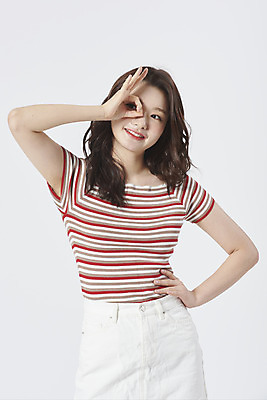 포토 JPG 스튜디오촬영 우먼라이프 여자 허리손 손가락 실내 한명 서기 미소 상반신 20대 성인 앞모습 치마 귀여움 한국인 흰배경 복고 성인여자한명만 국내포토 1 라이프스타일 손 뷰포인트 포즈 백그라운드 컨셉 모션 하의 표정 사람 동양인 청년 내부 흰색 여자한명만 성인여자만 파일형식