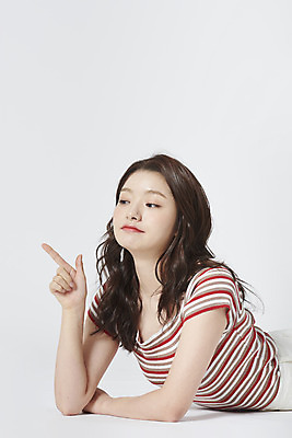 포토 JPG 스튜디오촬영 우먼라이프 응시 여자 엎드리기 실내 한명 손짓 상반신 20대 성인 옆모습 귀여움 한국인 가리킴 흰배경 복고 성인여자한명만 국내포토 1 라이프스타일 시선 뷰포인트 백그라운드 컨셉 모션 사람 동양인 청년 내부 흰색 여자한명만 성인여자만 파일형식