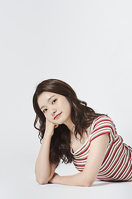 포토 JPG 스튜디오촬영 우먼라이프 여자 엎드리기 실내 한명 상반신 20대 성인 옆모습 귀여움 턱괴기 한국인 흰배경 복고 성인여자한명만 국내포토 1 라이프스타일 뷰포인트 백그라운드 컨셉 모션 사람 동양인 청년 내부 흰색 여자한명만 성인여자만 파일형식