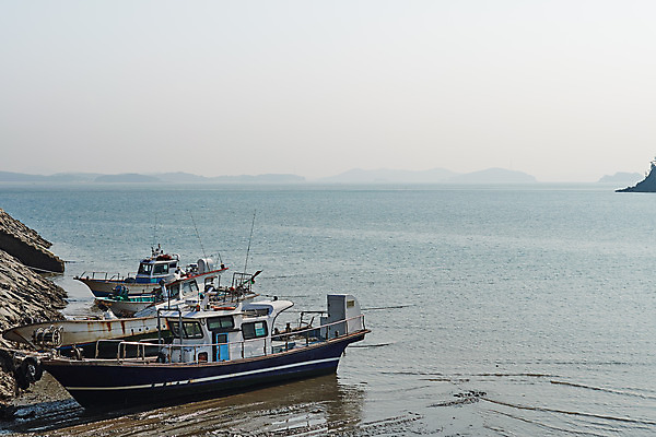 포토 JPG 주간 바다 풍경 사람없음 야외 마을 항구 시골 충청남도 정박 어촌 태안 서해 선박 국내포토 자연요소 수상교통 배_교통 교통시설 충청도 파일형식