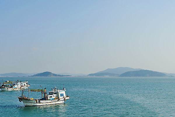 포토 JPG 주간 바다 하늘 풍경 사람없음 야외 마을 시골 충청남도 정박 어촌 태안 서해 선박 국내포토 자연요소 수상교통 배_교통 충청도 파일형식