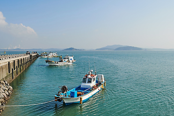 포토 JPG 주간 바다 풍경 사람없음 야외 마을 항구 시골 충청남도 정박 어촌 태안 서해 선박 국내포토 자연요소 수상교통 배_교통 교통시설 충청도 파일형식