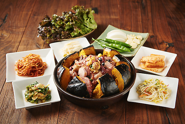 포토 JPG 스튜디오촬영 음식 반찬 김치 실내 마늘 사람없음 갈색 상추 콩나물 오리고기 외식 훈제 단호박 오리구이 훈제고기 갈색배경 나무배경 국내포토 한식 컬러 백그라운드 채소 호박 오리 육류 내부 구이 나물 파일형식