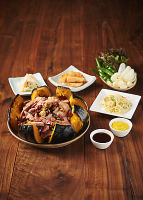 포토 JPG 스튜디오촬영 음식 반찬 김치 실내 마늘 사람없음 갈색 소스 상추 콩나물 오리고기 외식 단호박 오리구이 훈제고기 갈색배경 나무배경 국내포토 한식 컬러 백그라운드 채소 호박 오리 육류 내부 양념 구이 나물 훈제 파일형식