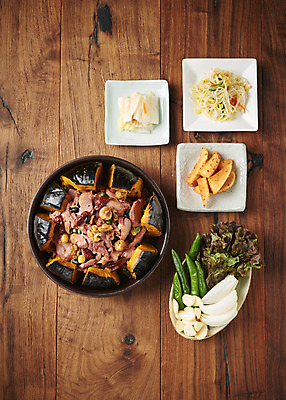 포토 JPG 스튜디오촬영 음식 반찬 김치 실내 마늘 사람없음 하이앵글 갈색 상추 콩나물 오리고기 외식 단호박 오리구이 훈제고기 플랫레이 갈색배경 나무배경 국내포토 한식 뷰포인트 컬러 백그라운드 채소 호박 오리 육류 내부 플랫 구이 나물 훈제 파일형식