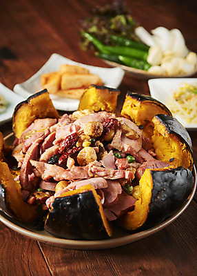 포토 JPG 스튜디오촬영 음식 반찬 김치 실내 마늘 사람없음 갈색 상추 콩나물 오리고기 외식 단호박 오리구이 훈제고기 갈색배경 나무배경 국내포토 한식 컬러 백그라운드 채소 호박 오리 육류 내부 구이 나물 훈제 파일형식