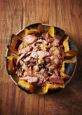 포토 JPG 스튜디오촬영 음식 실내 사람없음 하이앵글 갈색 오리고기 외식 단호박 오리구이 훈제고기 플랫레이 갈색배경 나무배경 국내포토 뷰포인트 컬러 백그라운드 호박 오리 육류 내부 플랫 구이 훈제 파일형식