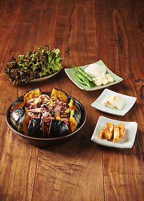 포토 JPG 스튜디오촬영 음식 반찬 김치 실내 마늘 사람없음 갈색 상추 콩나물 오리고기 외식 단호박 오리구이 훈제고기 갈색배경 나무배경 국내포토 한식 컬러 백그라운드 채소 호박 오리 육류 내부 구이 나물 훈제 파일형식