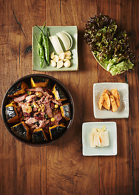 포토 JPG 스튜디오촬영 음식 반찬 김치 실내 마늘 사람없음 하이앵글 갈색 상추 콩나물 오리고기 외식 단호박 오리구이 훈제고기 플랫레이 갈색배경 나무배경 국내포토 한식 뷰포인트 컬러 백그라운드 채소 호박 오리 육류 내부 플랫 구이 나물 훈제 파일형식