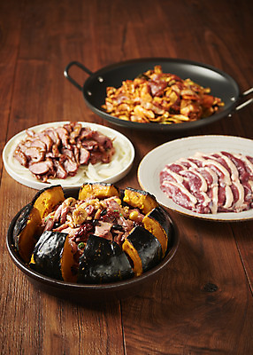 포토 JPG 스튜디오촬영 음식 실내 생고기 사람없음 갈색 양념 오리고기 외식 단호박 로스 오리구이 훈제고기 갈색배경 나무배경 국내포토 컬러 백그라운드 호박 오리 육류 내부 구이 훈제 파일형식