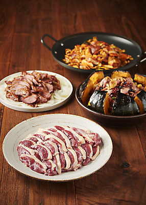 포토 JPG 스튜디오촬영 음식 실내 생고기 사람없음 갈색 양념 오리고기 외식 단호박 로스 오리구이 훈제고기 갈색배경 나무배경 국내포토 컬러 백그라운드 호박 오리 육류 내부 구이 훈제 파일형식