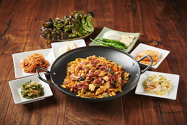 포토 JPG 스튜디오촬영 음식 반찬 김치 실내 마늘 사람없음 갈색 양념 상추 콩나물 오리고기 외식 로스 오리구이 갈색배경 나무배경 국내포토 한식 컬러 백그라운드 채소 오리 육류 내부 구이 나물 파일형식