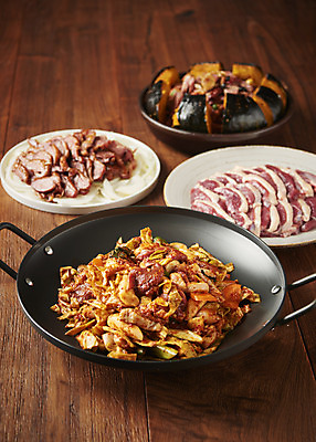 포토 JPG 스튜디오촬영 음식 반찬 김치 실내 마늘 생고기 사람없음 갈색 양념 콩나물 오리고기 외식 단호박 로스 오리구이 훈제고기 갈색배경 나무배경 국내포토 한식 컬러 백그라운드 채소 호박 오리 육류 내부 구이 나물 훈제 파일형식