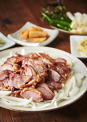 포토 JPG 스튜디오촬영 음식 반찬 김치 실내 마늘 근접촬영 사람없음 갈색 상추 콩나물 오리고기 외식 훈제 오리구이 훈제고기 갈색배경 나무배경 국내포토 한식 뷰포인트 컬러 백그라운드 채소 오리 육류 내부 구이 나물 파일형식