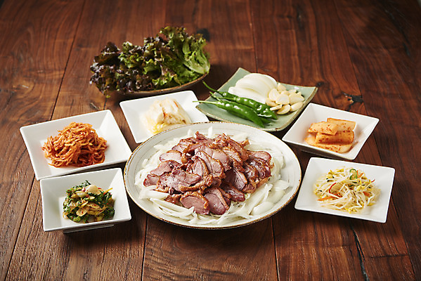 포토 JPG 스튜디오촬영 음식 반찬 김치 실내 마늘 사람없음 갈색 상추 콩나물 오리고기 외식 훈제 오리구이 훈제고기 갈색배경 나무배경 국내포토 한식 컬러 백그라운드 채소 오리 육류 내부 구이 나물 파일형식