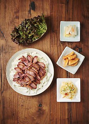 포토 JPG 스튜디오촬영 음식 반찬 김치 실내 마늘 사람없음 하이앵글 갈색 상추 콩나물 오리고기 외식 훈제 오리구이 훈제고기 플랫레이 갈색배경 나무배경 국내포토 한식 뷰포인트 컬러 백그라운드 채소 오리 육류 내부 플랫 구이 나물 파일형식