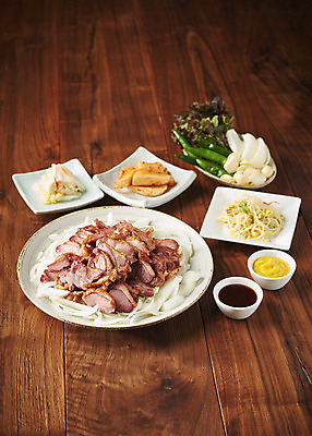 포토 JPG 스튜디오촬영 음식 반찬 김치 실내 마늘 사람없음 갈색 상추 콩나물 오리고기 외식 훈제 오리구이 훈제고기 갈색배경 나무배경 국내포토 한식 컬러 백그라운드 채소 오리 육류 내부 구이 나물 파일형식