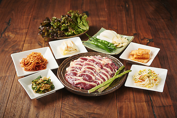 포토 JPG 스튜디오촬영 음식 반찬 김치 실내 마늘 생고기 사람없음 갈색 상추 콩나물 오리고기 외식 로스 오리구이 갈색배경 나무배경 국내포토 한식 컬러 백그라운드 채소 오리 육류 내부 구이 나물 파일형식