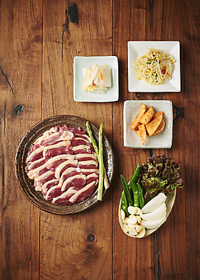 포토 JPG 스튜디오촬영 음식 반찬 김치 실내 마늘 생고기 사람없음 하이앵글 갈색 상추 콩나물 오리고기 외식 로스 오리구이 플랫레이 갈색배경 나무배경 국내포토 한식 뷰포인트 컬러 백그라운드 채소 오리 육류 내부 플랫 구이 나물 파일형식