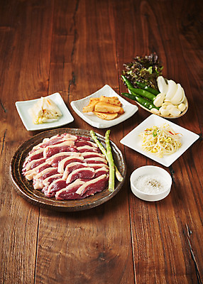 포토 JPG 스튜디오촬영 음식 반찬 김치 실내 마늘 생고기 사람없음 갈색 상추 소금 콩나물 오리고기 외식 로스 오리구이 갈색배경 나무배경 국내포토 한식 컬러 백그라운드 채소 오리 육류 내부 구이 나물 파일형식