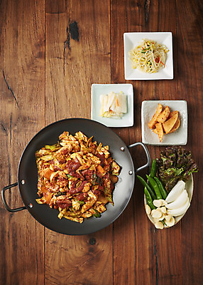 포토 JPG 스튜디오촬영 음식 반찬 김치 실내 마늘 사람없음 하이앵글 갈색 상추 콩나물 오리고기 외식 로스 양념구이 오리구이 플랫레이 갈색배경 나무배경 국내포토 한식 뷰포인트 컬러 백그라운드 채소 오리 육류 내부 플랫 구이 나물 파일형식