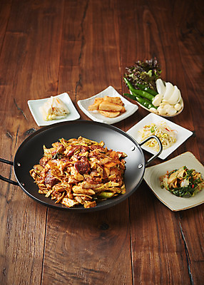 포토 JPG 스튜디오촬영 음식 반찬 김치 실내 마늘 사람없음 갈색 상추 콩나물 오리고기 외식 로스 양념구이 오리구이 갈색배경 나무배경 국내포토 한식 컬러 백그라운드 채소 오리 육류 내부 구이 나물 파일형식