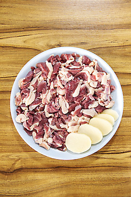 포토 JPG 접시 음식 감자 실내 생고기 사람없음 하이앵글 갈색 식당 오리고기 외식 로스 오리구이 플랫레이 국내포토 식기 뷰포인트 컬러 채소 오리 육류 내부 상점 플랫 구이 파일형식