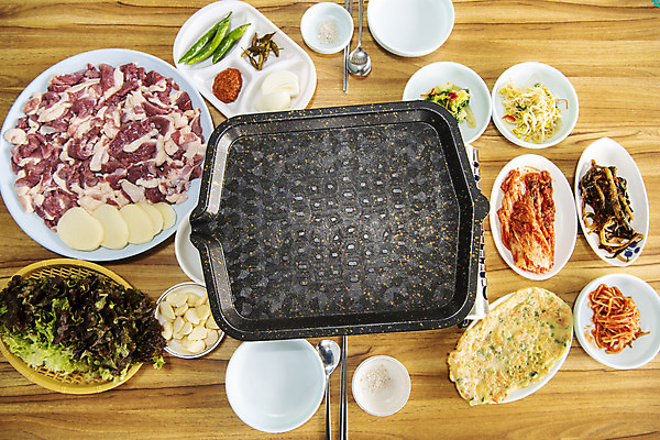 포토 JPG 음식 젓가락 반찬 김치 실내 마늘 생고기 사람없음 하이앵글 갈색 식당 숟가락 상추 콩나물 불판 오리고기 외식 로스 오리구이 플랫레이 국내포토 한식 뷰포인트 컬러 채소 오리 수저 육류 내부 상점 플랫 구이 나물 파일형식