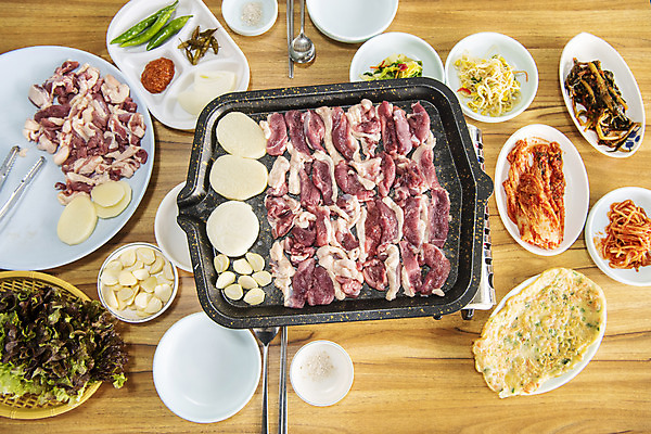 포토 JPG 음식 젓가락 반찬 김치 실내 마늘 생고기 사람없음 하이앵글 갈색 식당 숟가락 상추 콩나물 불판 오리고기 외식 로스 오리구이 플랫레이 국내포토 한식 뷰포인트 컬러 채소 오리 수저 육류 내부 상점 플랫 구이 나물 파일형식