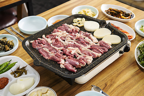 포토 JPG 음식 젓가락 반찬 김치 실내 마늘 생고기 사람없음 하이앵글 갈색 식당 숟가락 상추 콩나물 불판 오리고기 외식 로스 오리구이 플랫레이 국내포토 한식 뷰포인트 컬러 채소 오리 수저 육류 내부 상점 플랫 구이 나물 파일형식