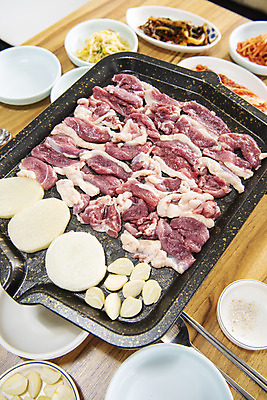 포토 JPG 음식 반찬 양파 감자 실내 마늘 사람없음 갈색 식당 굽기 콩나물 불판 오리고기 외식 로스 오리구이 국내포토 컬러 채소 오리 육류 내부 상점 구이 나물 파일형식