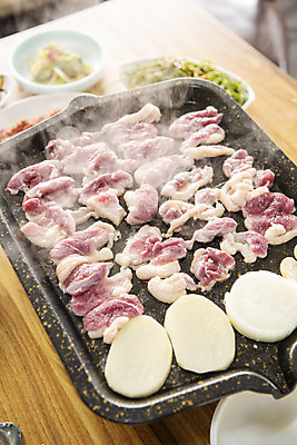 포토 JPG 음식 반찬 양파 감자 실내 마늘 사람없음 갈색 식당 굽기 콩나물 불판 오리고기 외식 로스 오리구이 국내포토 컬러 채소 오리 육류 내부 상점 구이 나물 파일형식