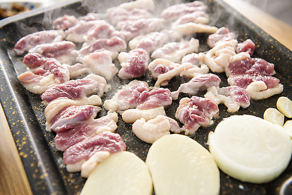 포토 JPG 음식 양파 감자 실내 사람없음 갈색 식당 굽기 불판 오리고기 외식 로스 오리구이 국내포토 컬러 채소 오리 육류 내부 상점 구이 파일형식